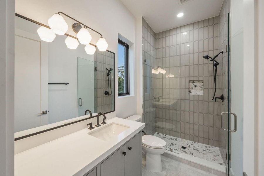 En-suite bathroom for Bedroom 3