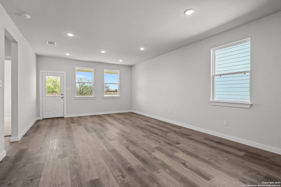 Spacious, unfurnished interior of a new home in Cinco Lakes, San Antonio (Image 21).