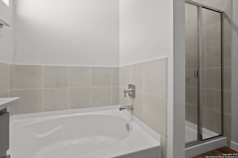 Close-up of interior finishes inside a home in Cinco Lakes, San Antonio (Image 19).