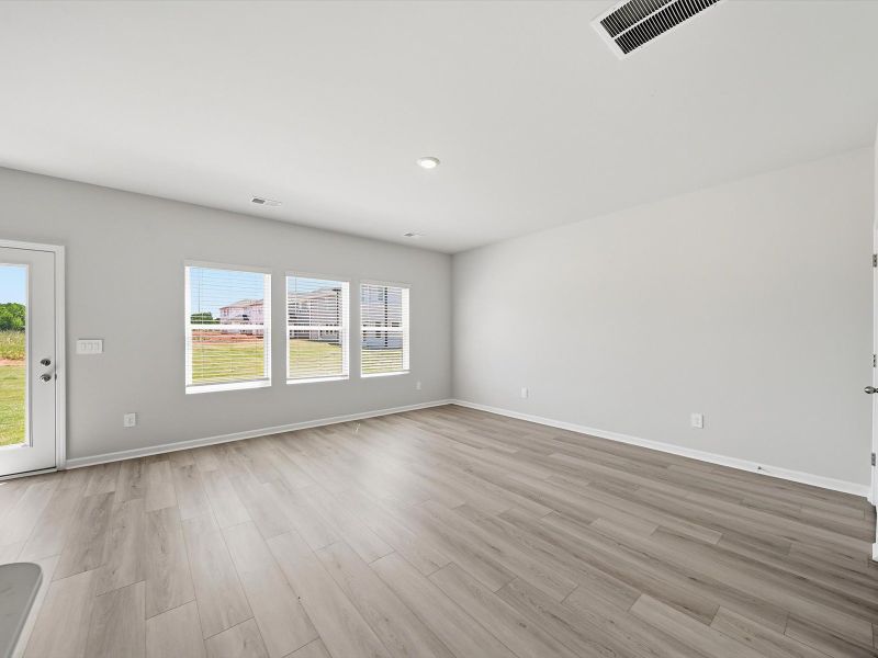 Spacious, unfurnished interior of a new home in Pleasant Brook, Greenville (Image 9).