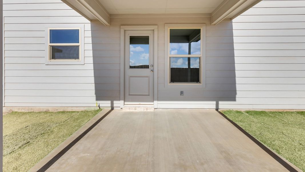 Exterior details and patio area of a home in Terra Vista, Lubbock (Image 4).