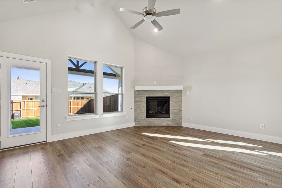 Spacious, unfurnished interior of a new home in Dove Hollow, Waxahachie (Image 13).
