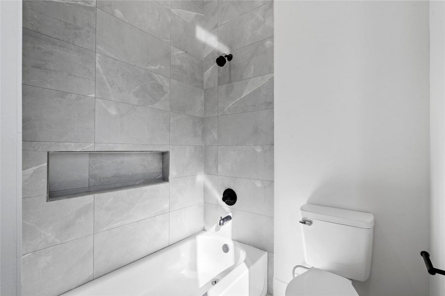 This bathroom prioritizes practicality through a clear layout and durable finishes, offering a versatile setup well suited for shared or guest use.