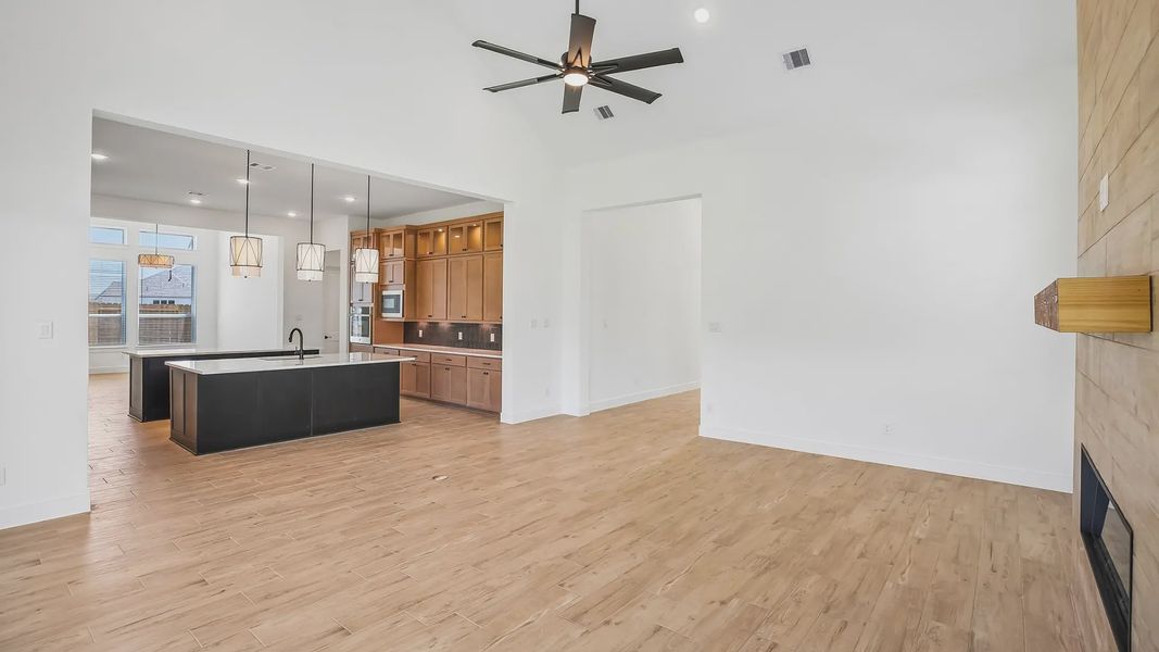 Spacious, unfurnished interior of a new home in Riceland 60',65',70', Mont Belvieu (Image 24).