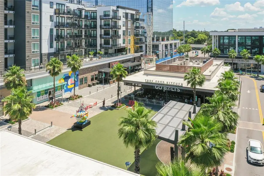 Condo located in Tampa, FL showcasing its design and architecture (Image 3).