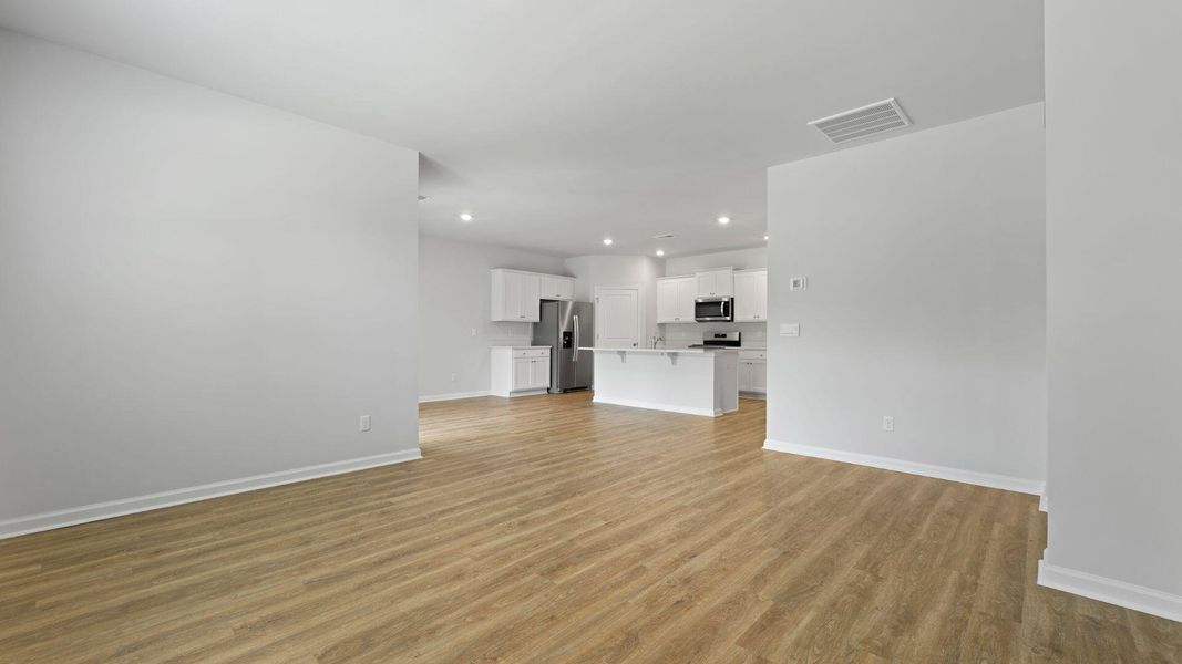 Spacious, unfurnished interior of a new home in Carolina Groves, Moncks Corner (Image 10).