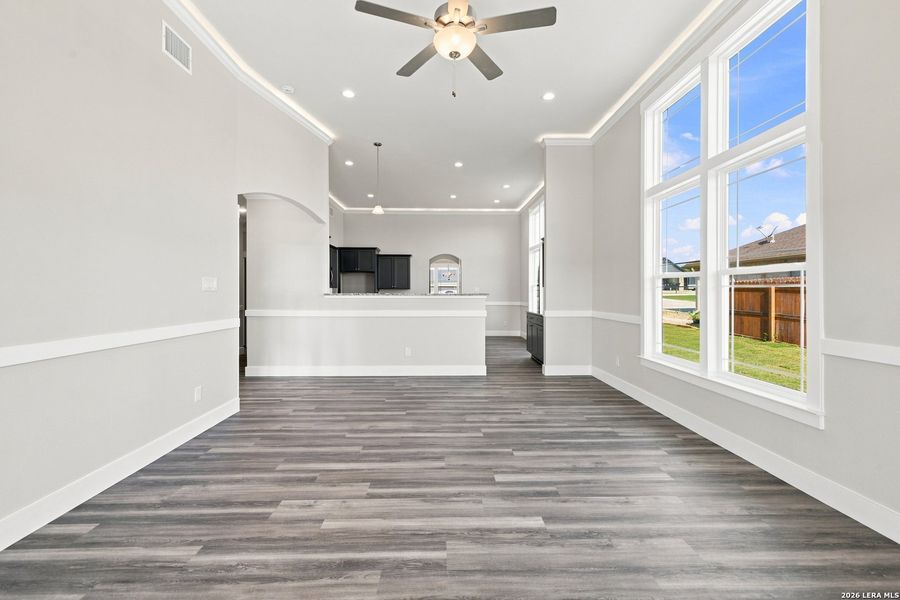 Spacious, unfurnished interior of a new home in Las Palomas Country Club Estates, La Vernia (Image 28).