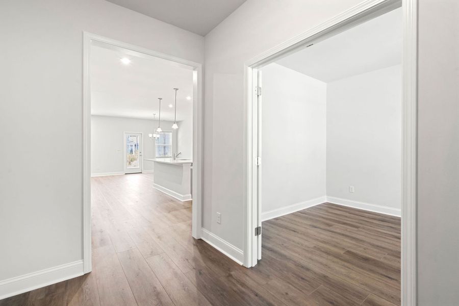 Spacious, unfurnished interior of a new home in Waterways, Richmond Hill (Image 27).