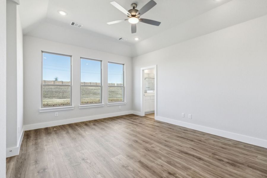 Representative unfurnished interior of a home built from the Yukon by Centre Living Homes in Lakeway Estates, Waxahachie (Image 18).