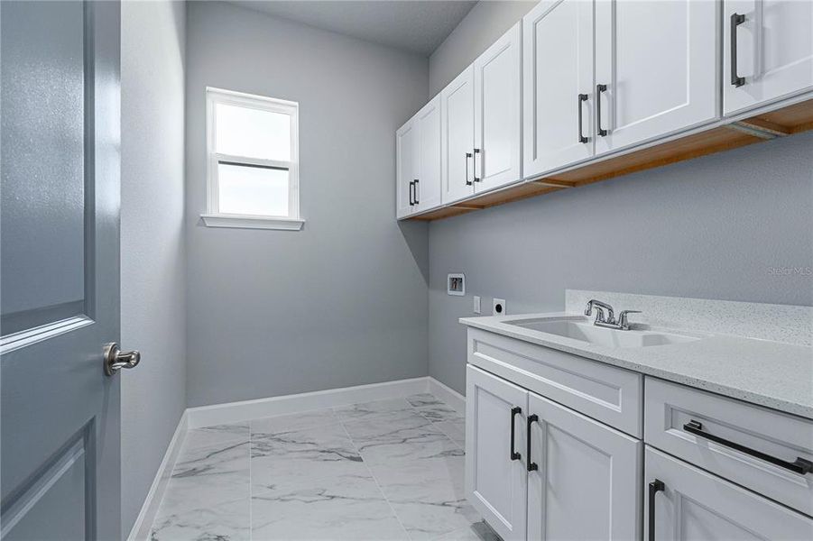 Large Laundry Room w/Sink and Cabinets Large Laundry Room w/Sink and Cabinets