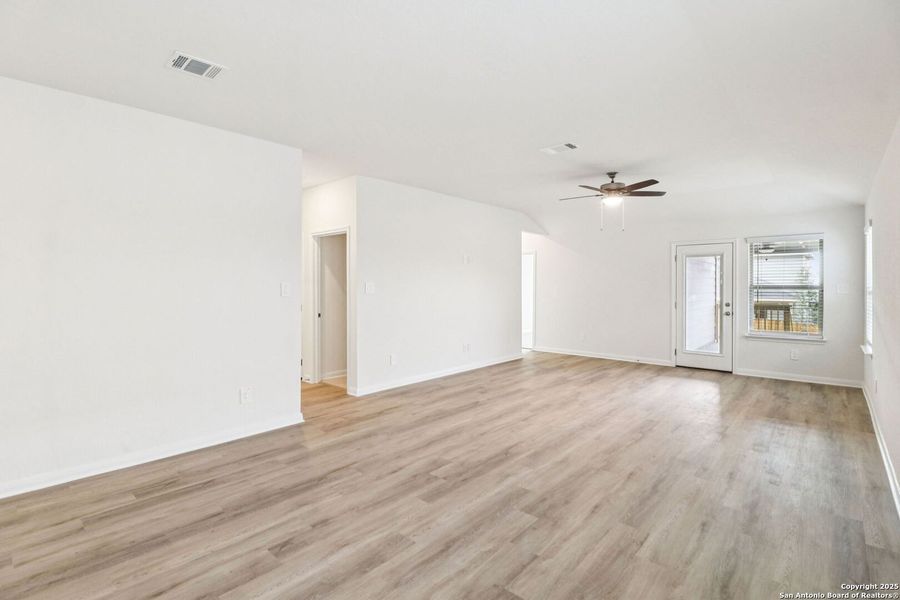 Spacious, unfurnished interior of a new home in Catalina, Converse (Image 19).