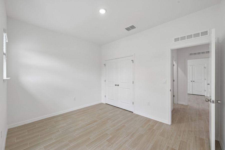 Spacious, unfurnished interior of a new home in Port Charlotte, Port Charlotte (Image 43).