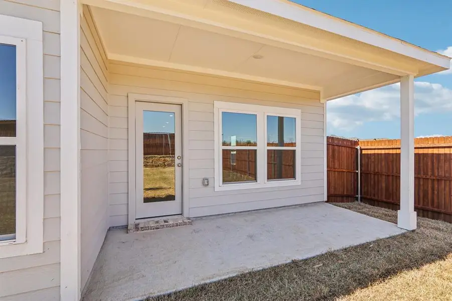 Exterior details and patio area of a home in Hickory Hill, Sherman (Image 4).
