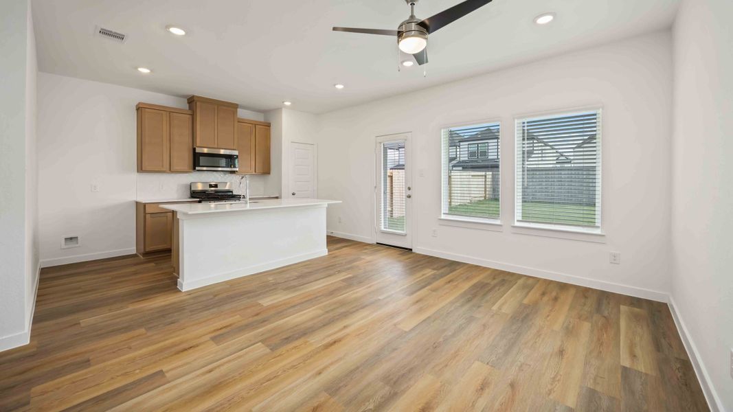 Spacious, unfurnished interior of a new home in Grand West, Houston (Image 6).