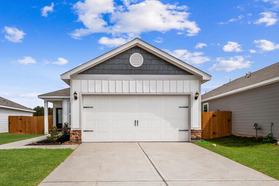 Front exterior of a new home in Sweetwater Ridge, Conroe, TX, highlighting curb appeal (Image 1). Front exterior of a new home in Sweetwater Ridge, Conroe, TX, highlighting curb appeal (Image 1).
