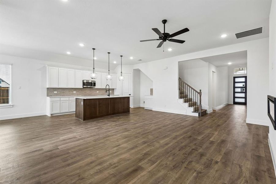 Spacious, unfurnished interior of a new home in Brahman Ranch, Venus (Image 27).