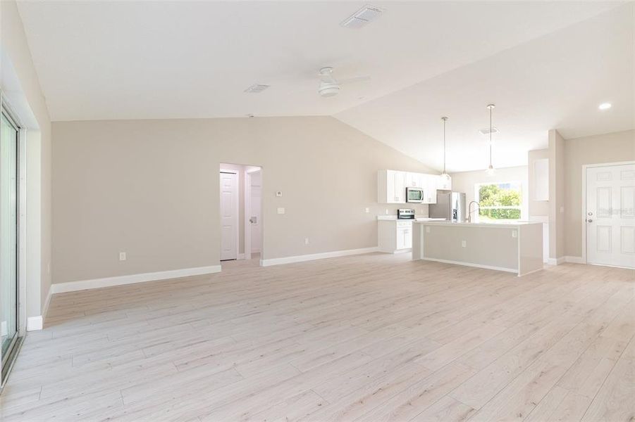 Spacious, unfurnished interior of a new home in , Palm Bay (Image 25).