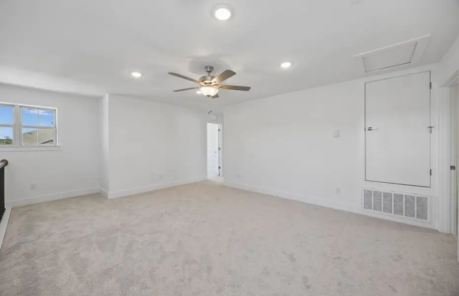 Spacious, unfurnished interior of a new home in Saddleback at Santa Rita Ranch, Liberty Hill (Image 15).