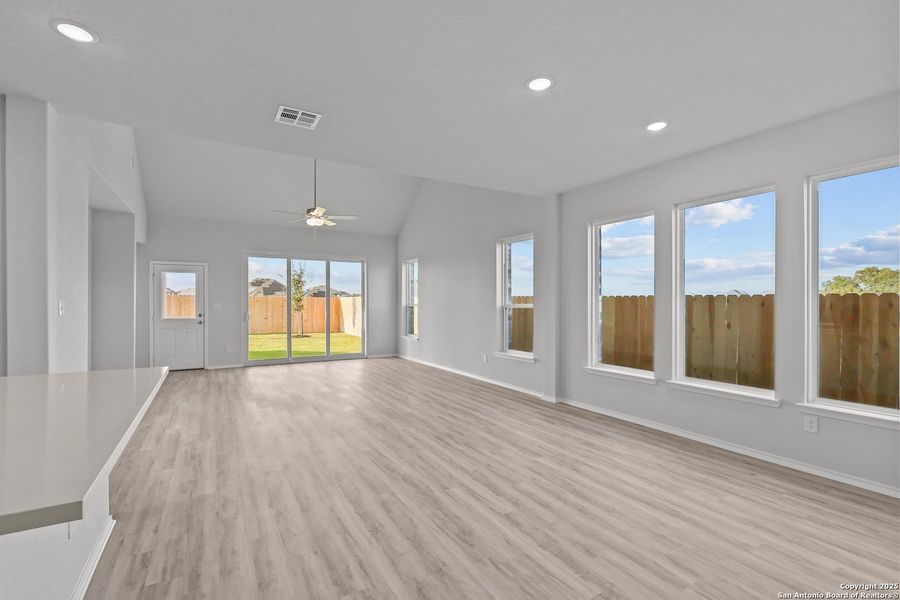 Spacious, unfurnished interior of a new home in Sunflower Ridge, New Braunfels (Image 25).