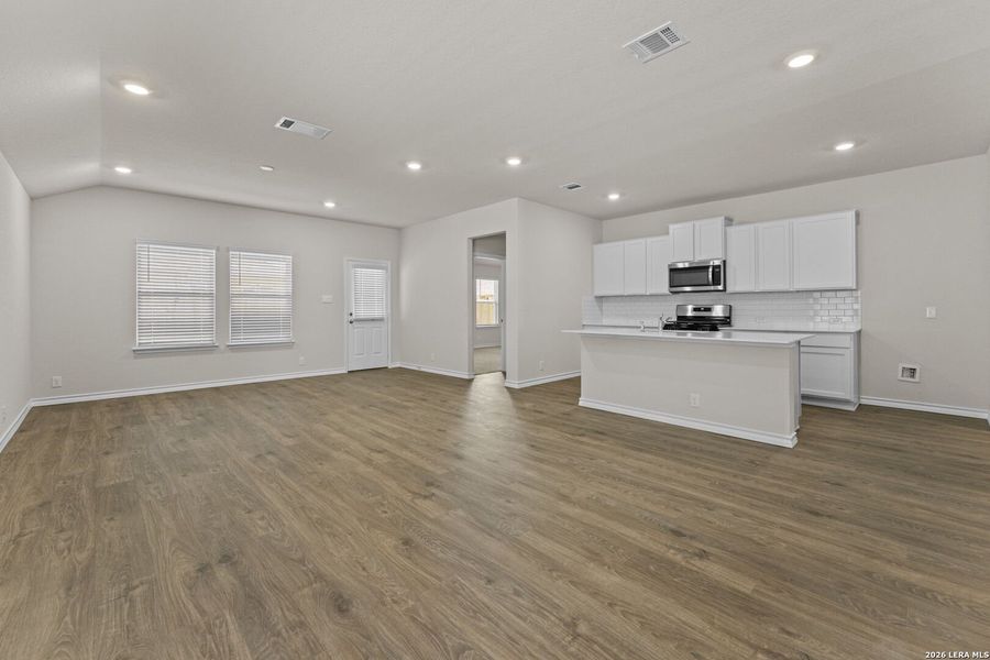 Spacious, unfurnished interior of a new home in Brookstone Creek, San Antonio (Image 13).