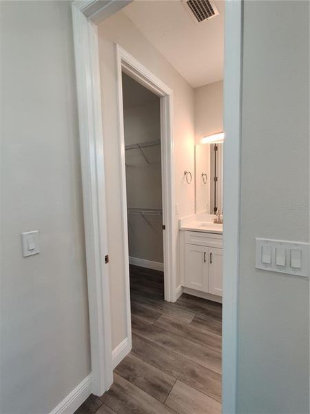 Spacious, unfurnished interior of a new home in , Tampa (Image 35).