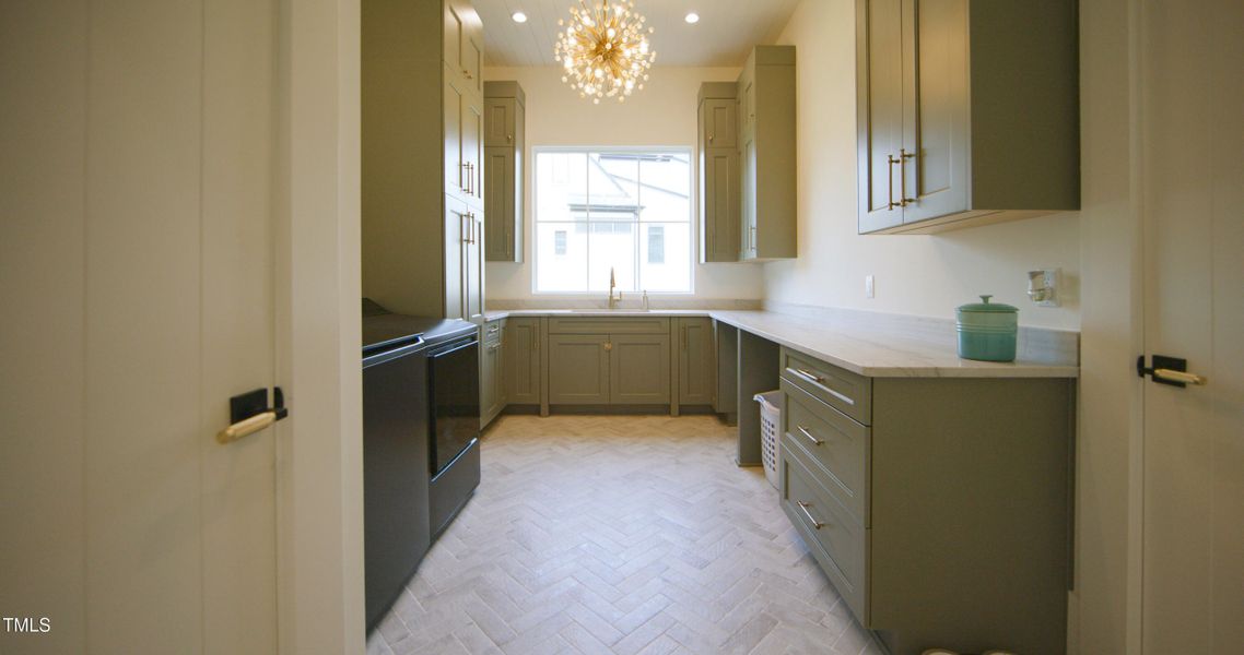 LAUNDRY A074C353_250604H0_CANON.00_02_20