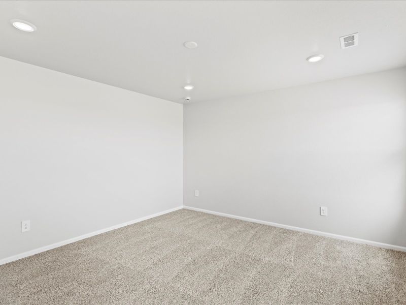 Spacious, unfurnished interior of a new home in Lake Bluff, Greeley (Image 18).