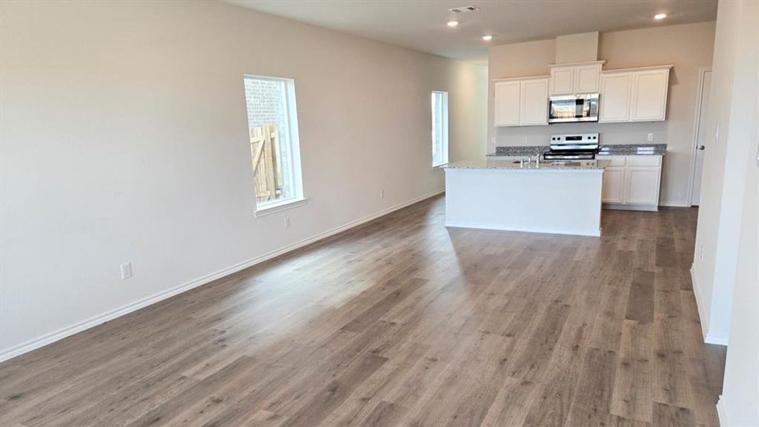 Spacious, unfurnished interior of a new home in Hanolley Hills, Sherman (Image 17).