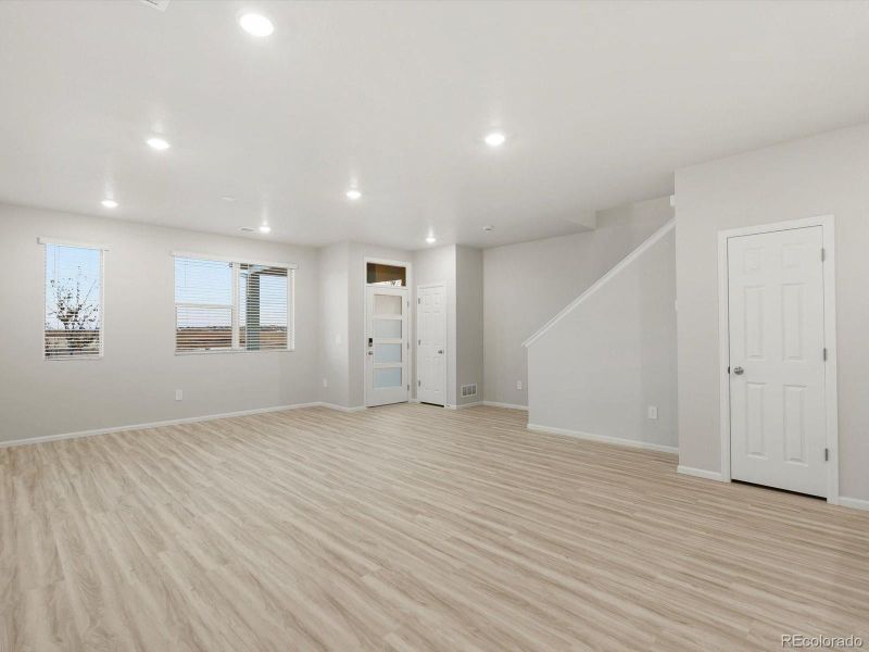 Spacious, unfurnished interior of a new home in , Aurora (Image 16).