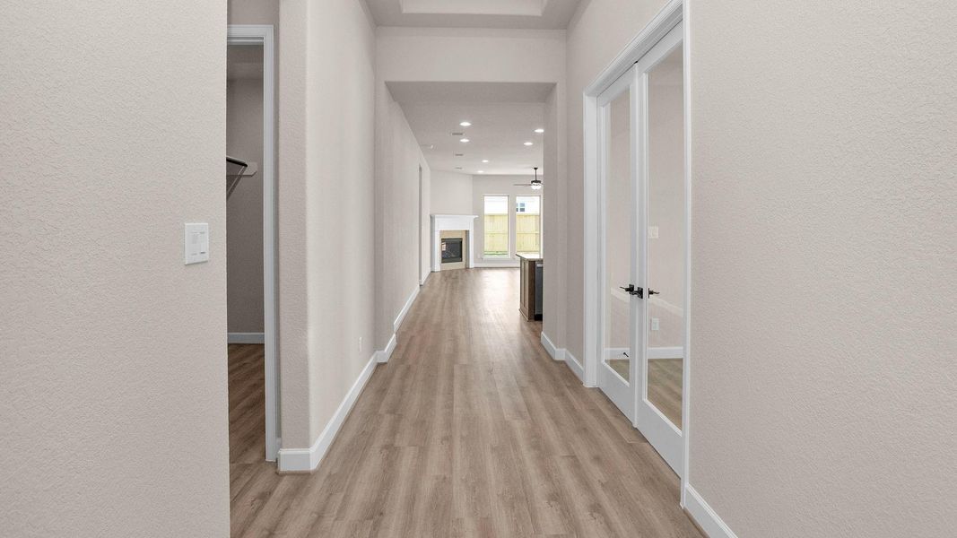 Spacious, unfurnished interior of a new home in Grand Central Park 50', Conroe (Image 6).