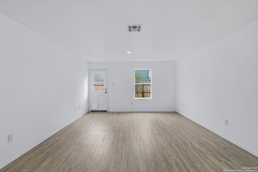 Spacious, unfurnished interior of a new home in Aston Park: Wellton Collection, San Antonio (Image 16).