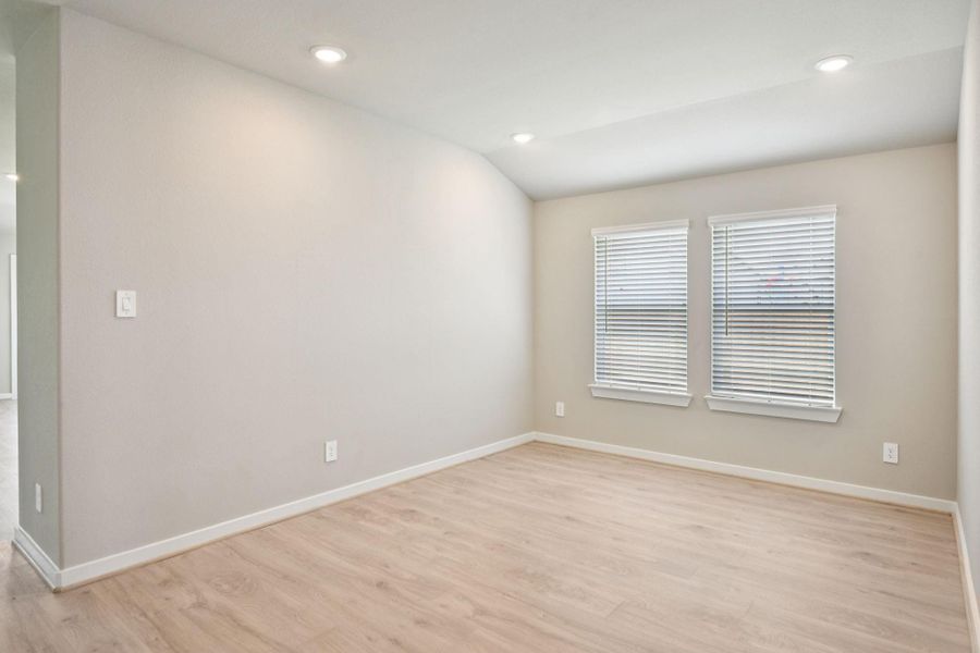 Spacious, unfurnished interior of a new home in Stewart's Ranch, Conroe (Image 37).