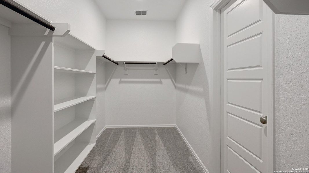 Spacious, unfurnished interior of a new home in Ladera 40', San Antonio (Image 18).