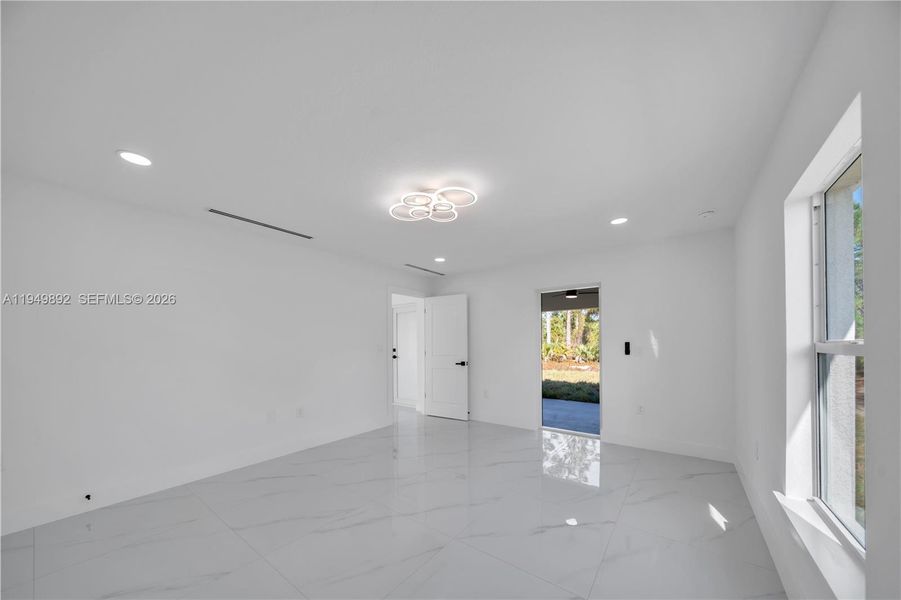 Spacious, unfurnished interior of a new home in , Lehigh Acres (Image 14).