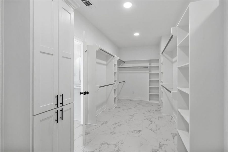Spacious, unfurnished interior of a new home in , Tyler (Image 21).