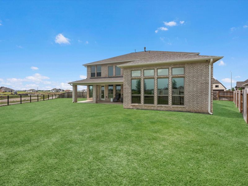 Exterior details and patio area of a home in Valencia, Manvel (Image 28).