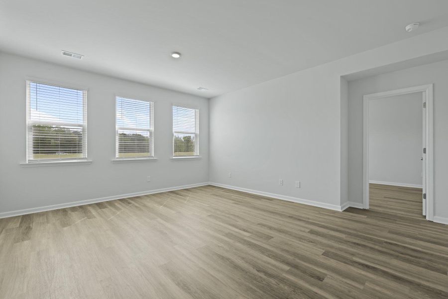 Spacious, unfurnished interior of a new home in Sheep Island, Summerville (Image 30).