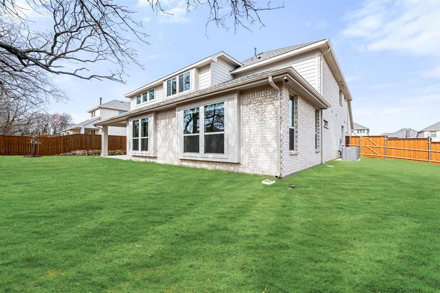 Exterior details and patio area of a home in Rockwood, Mansfield (Image 26).