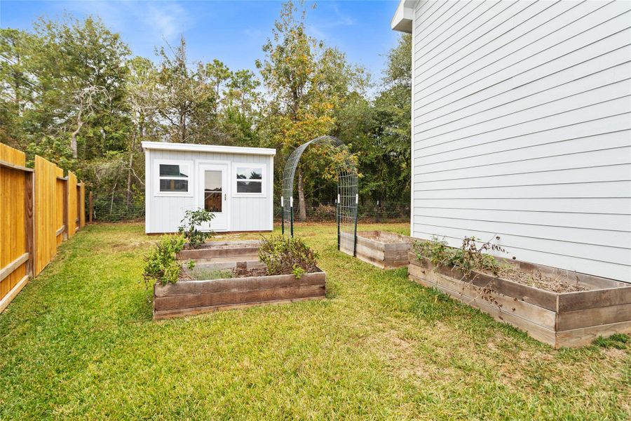 Exterior details and patio area of a home in Marie Village, Conroe (Image 4).
