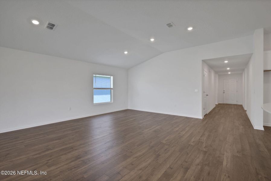 Spacious, unfurnished interior of a new home in Diamond Springs, Jacksonville (Image 17).