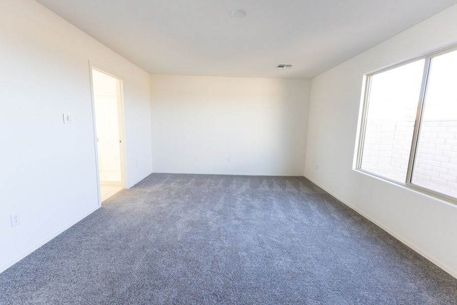 Spacious, unfurnished interior of a new home in Mirador Point, Tucson (Image 8).