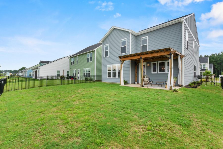 Exterior details and patio area of a home in , Ravenel (Image 4).