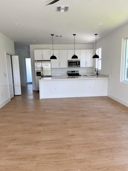 Spacious, unfurnished interior of a new home in , Lehigh Acres (Image 4).
