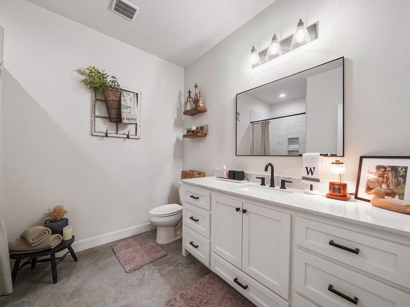 LOTS OF COUNTER SPACE IN THE PRIMARY BATHROOM!