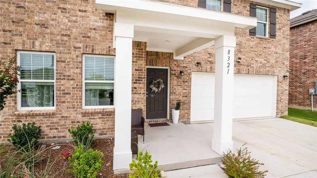 Exterior details and patio area of a home in Ranch at Duck Creek, Fort Worth (Image 3).