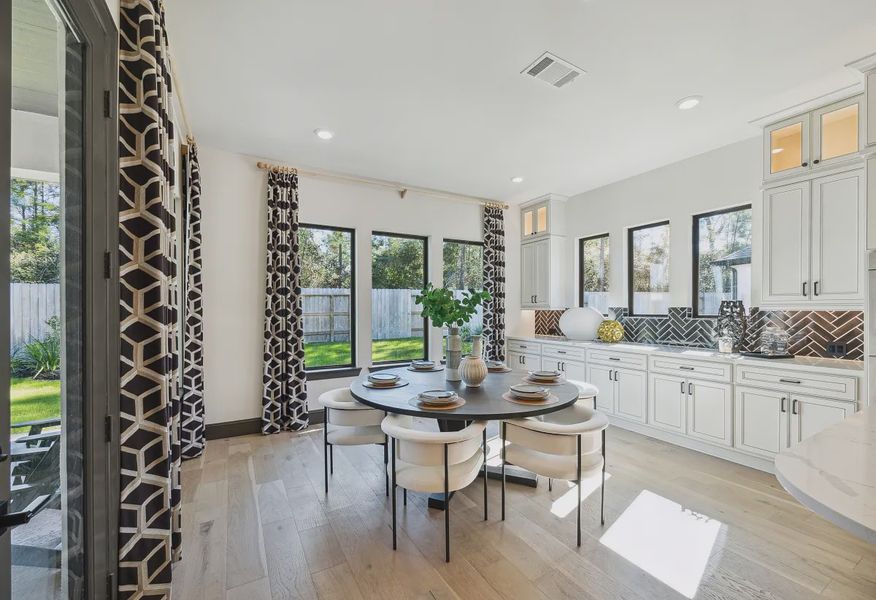 Plan 6020 casual dining - staged - 10 of 24