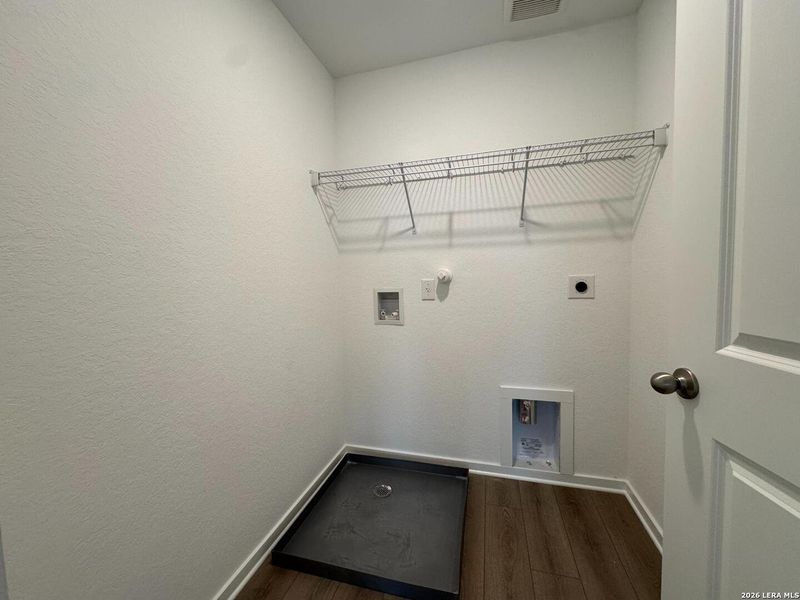 Spacious, unfurnished interior of a new home in Hennersby Hollow, San Antonio (Image 13). Spacious, unfurnished interior of a new home in Hennersby Hollow, San Antonio (Image 13).