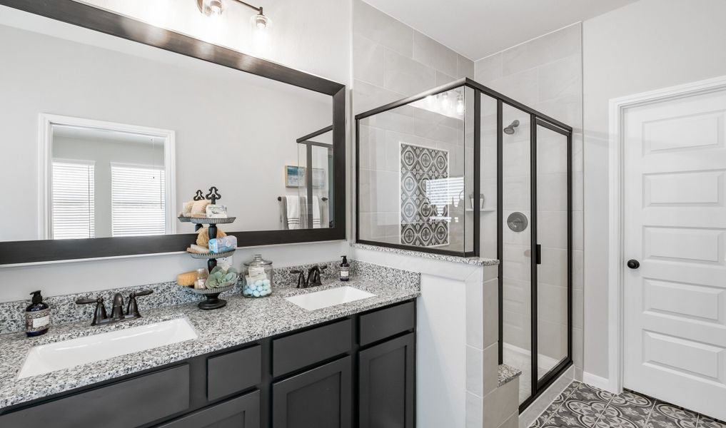 Owner's bath with dual sinks