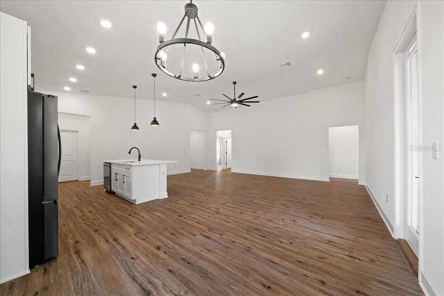 Spacious, unfurnished interior of a new home in , Weeki Wachee (Image 24).