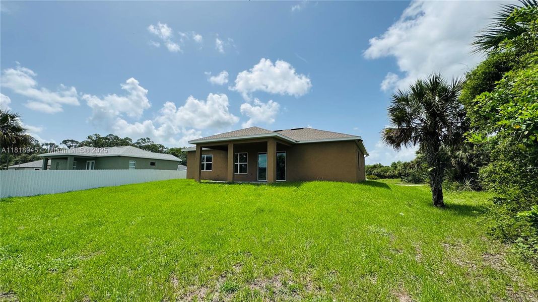 Exterior details and patio area of a home in , Labelle (Image 4).